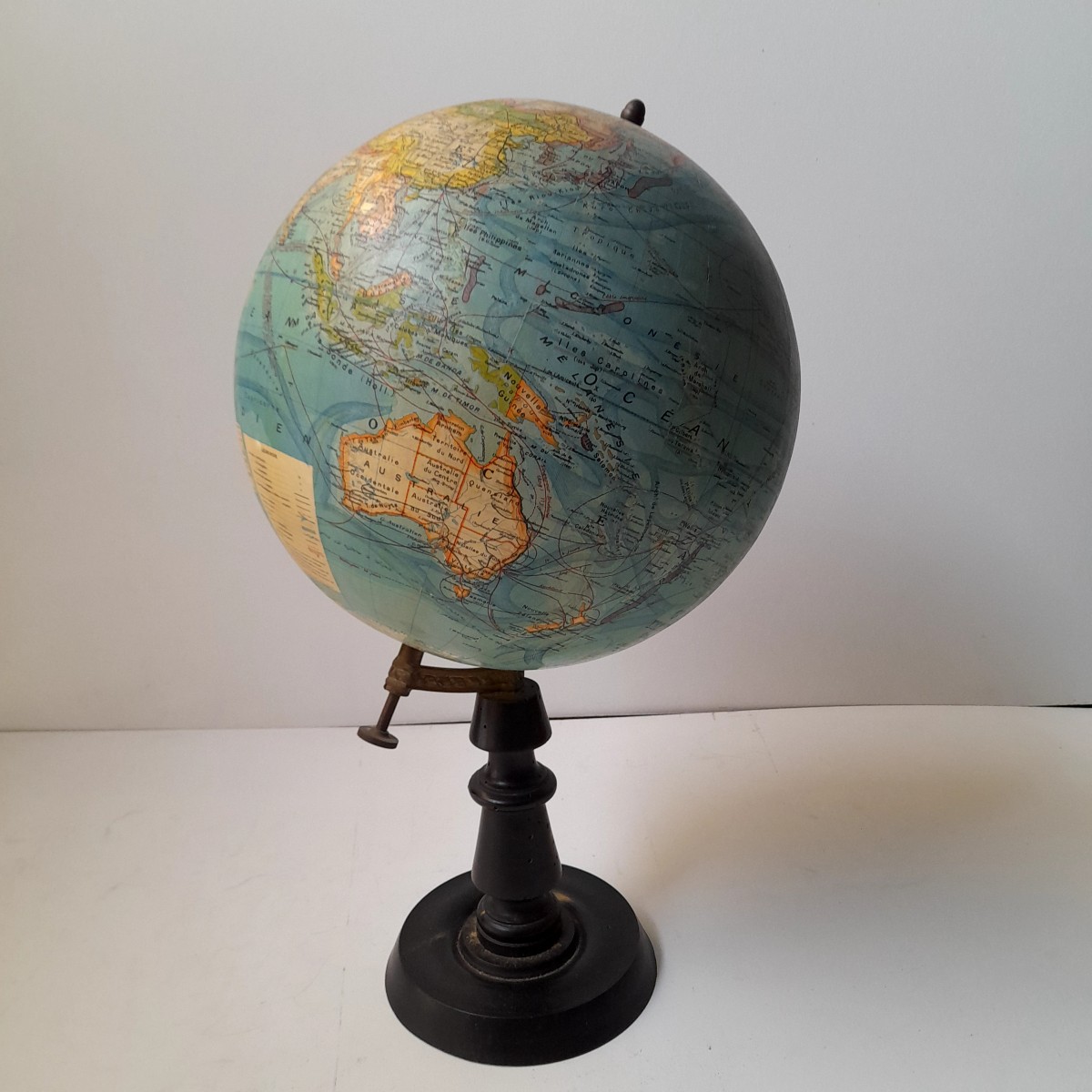 Globe terrestre de J.Forest géographe à  Paris échelle 1/40.000.000 