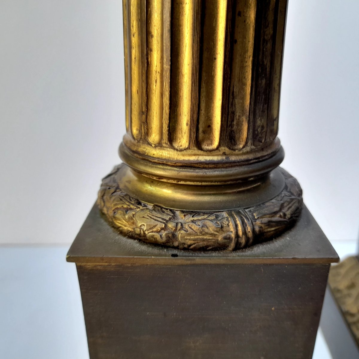 Paire de lampes en bronze doré, modèle néo classique à mécanisme Carcel-photo-2