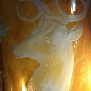 Grand vase tulipe en cristal de Bohême à décor tournant de sous bois et cerf