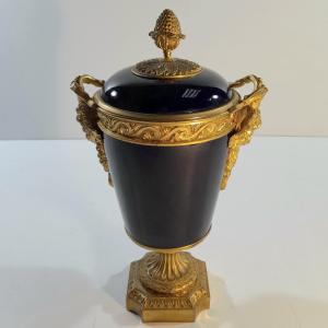 Pot couvert en porcelaine de sevres et bronze doré époque Louis XVI 