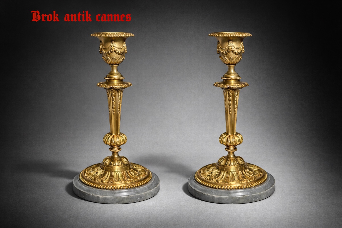 Paire de bougeoirs - bronze doré - France - XVIII ème 