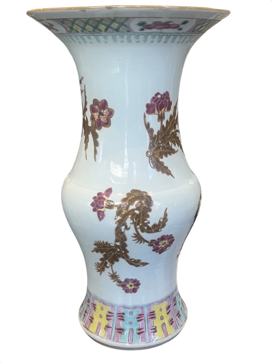 vase chinois en porcelaine – Décor floral polychrome sur fond blanc – Fin XIXe-photo-2