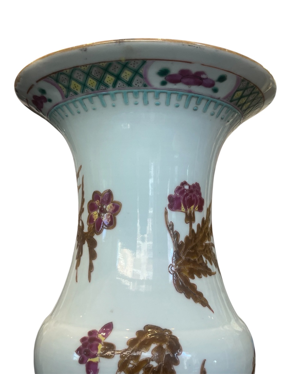 vase chinois en porcelaine – Décor floral polychrome sur fond blanc – Fin XIXe-photo-1