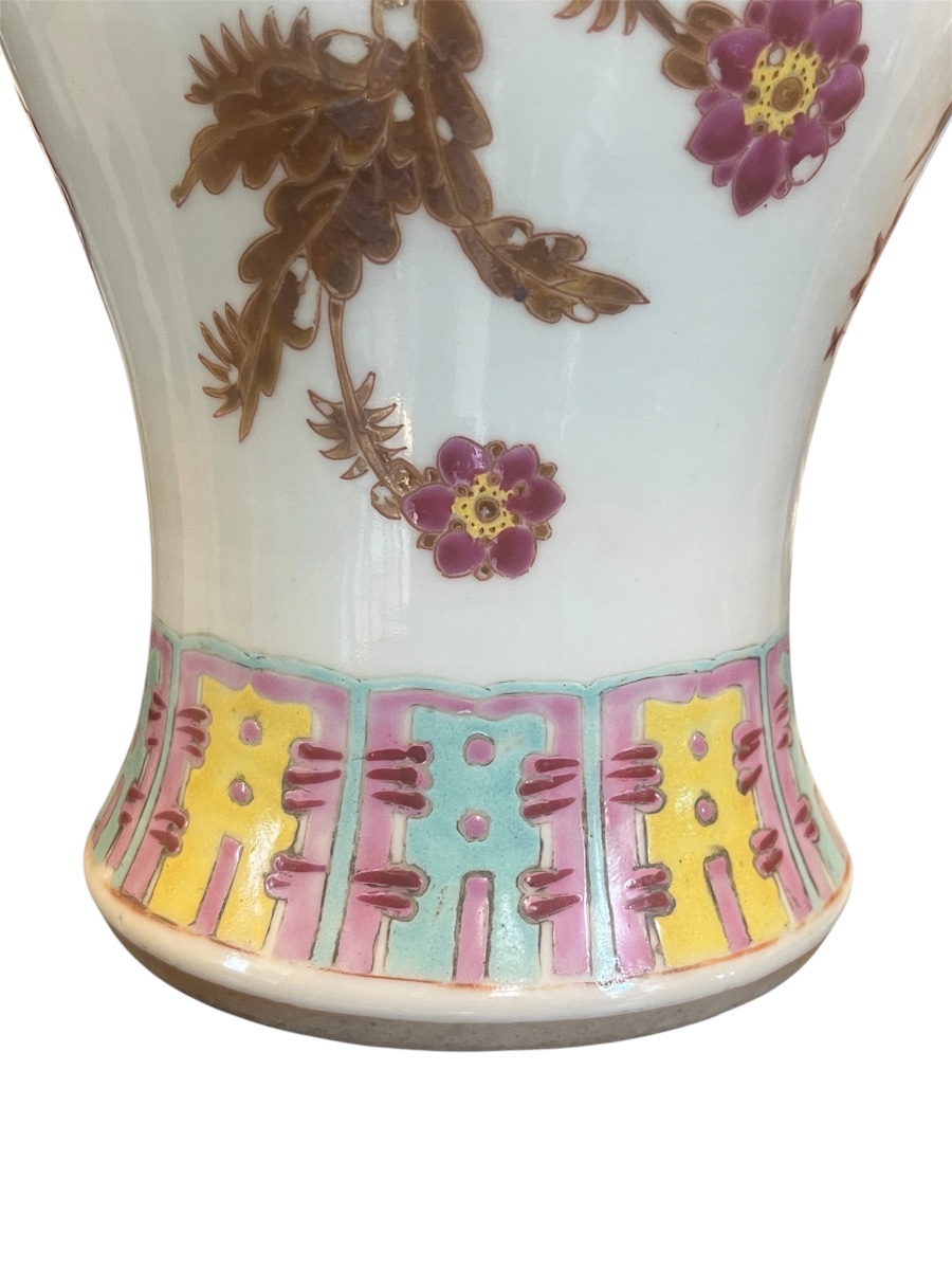 vase chinois en porcelaine – Décor floral polychrome sur fond blanc – Fin XIXe-photo-2