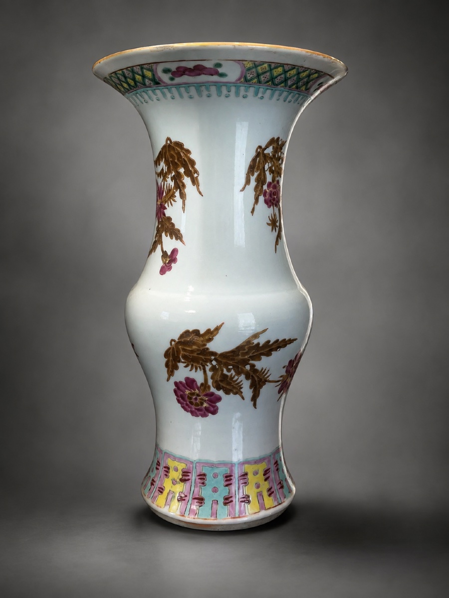 vase chinois en porcelaine – Décor floral polychrome sur fond blanc – Fin XIXe