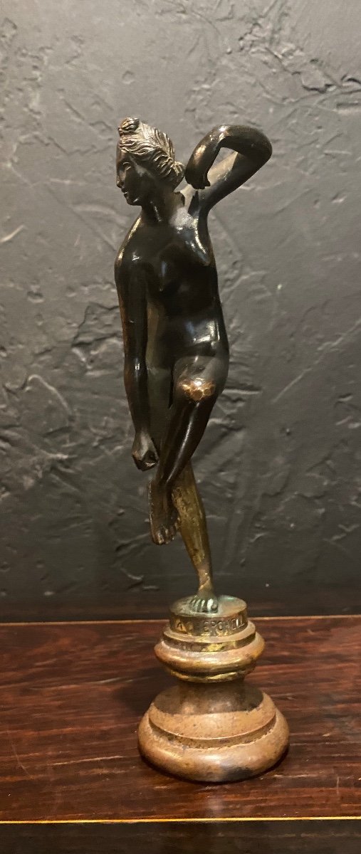 Bronze Sculpture - Venus Removing Her Sandal - France - XVIII Th (or Ant.)