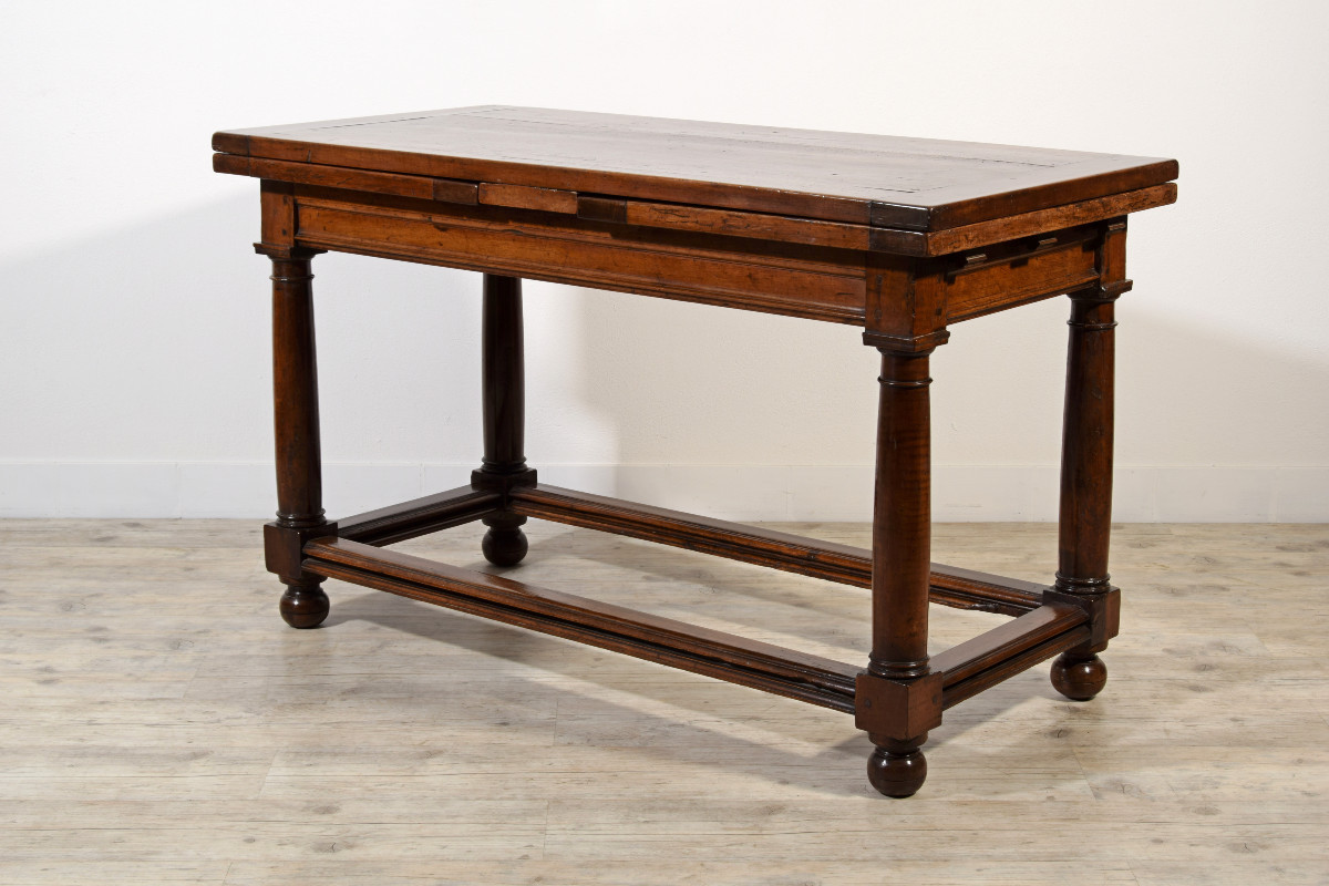 18th Century, Italian Walnut Extendable Table