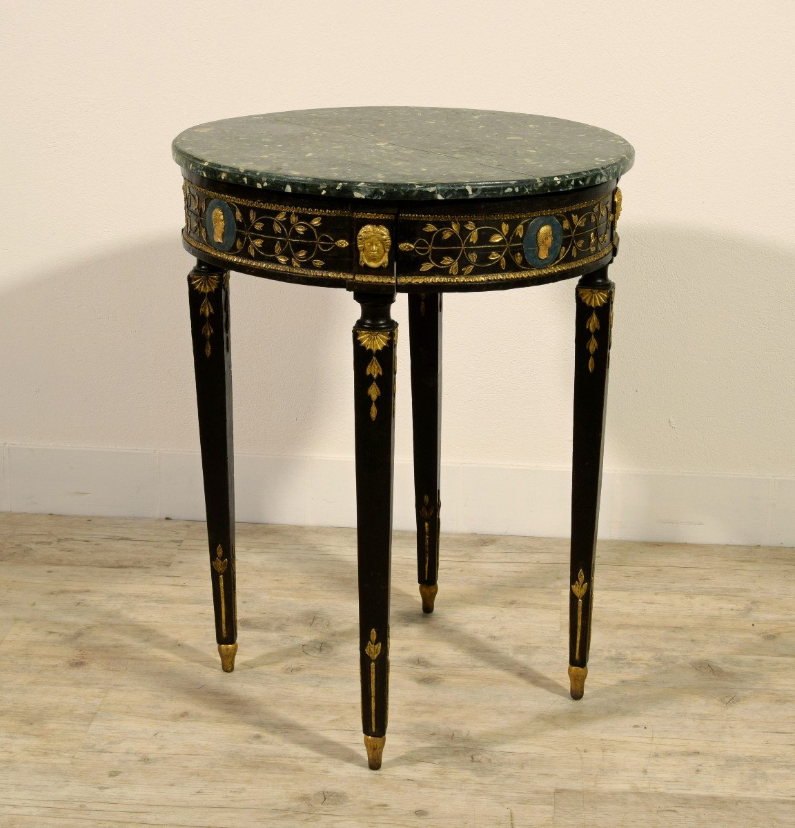  18th Century, Italian Neoclassical Carved And Lacquered Wood Coffee Table-photo-2