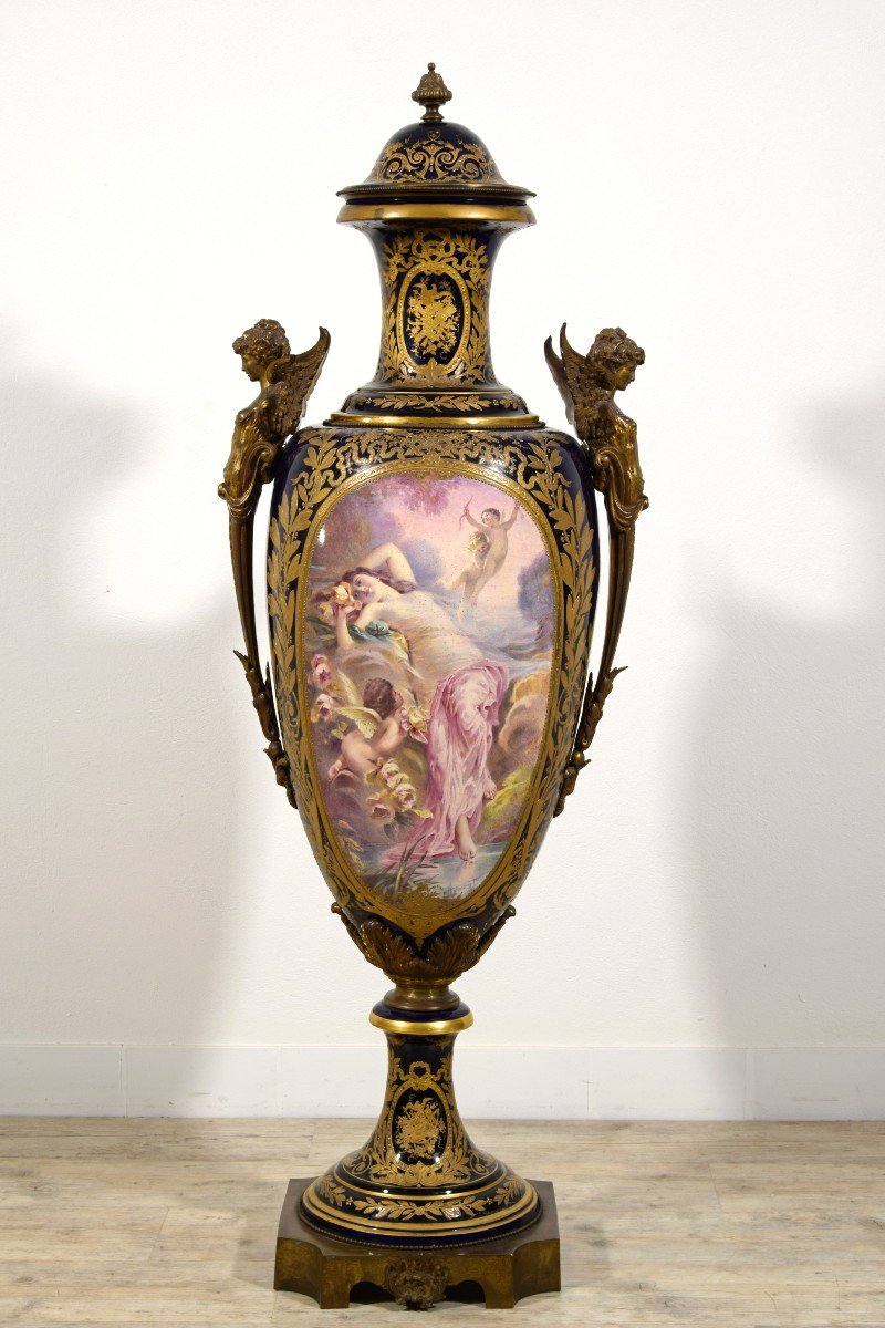 Vase Monumental En Porcelaine Polychrome De Sèvres Monté En Bronze Doré, France, XIX Siècle