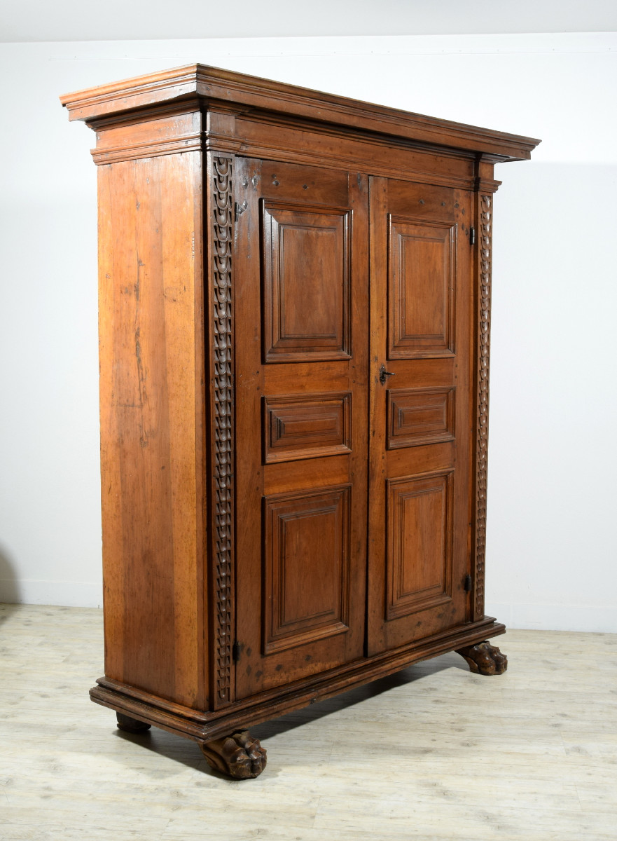 Armoire en noyer massif sculpté, Toscane, XVIIe siècle-photo-4