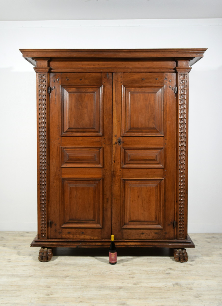 Armoire en noyer massif sculpté, Toscane, XVIIe siècle-photo-1