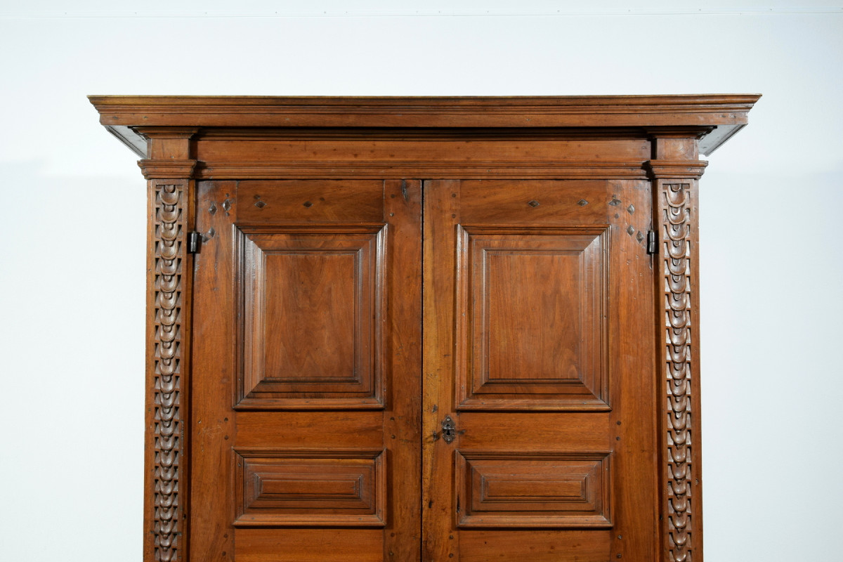 Armoire en noyer massif sculpté, Toscane, XVIIe siècle-photo-2