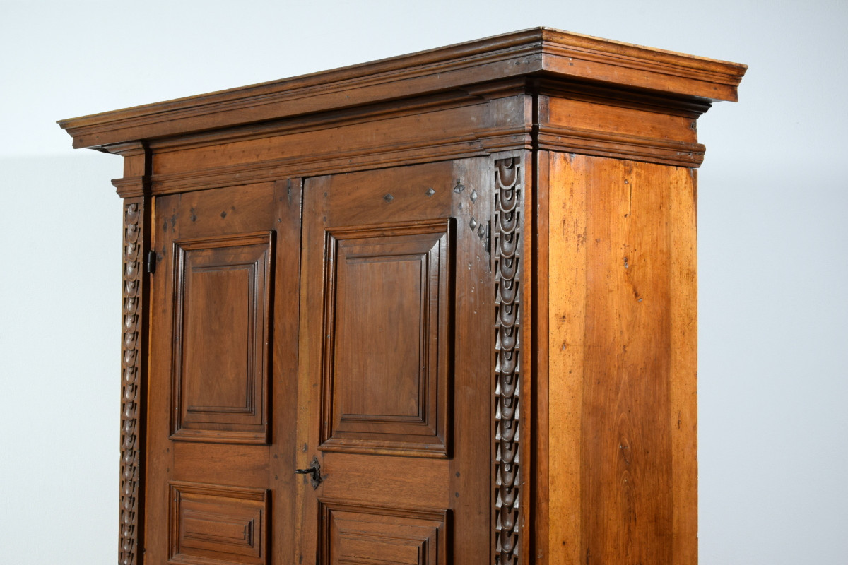 Armoire en noyer massif sculpté, Toscane, XVIIe siècle-photo-3