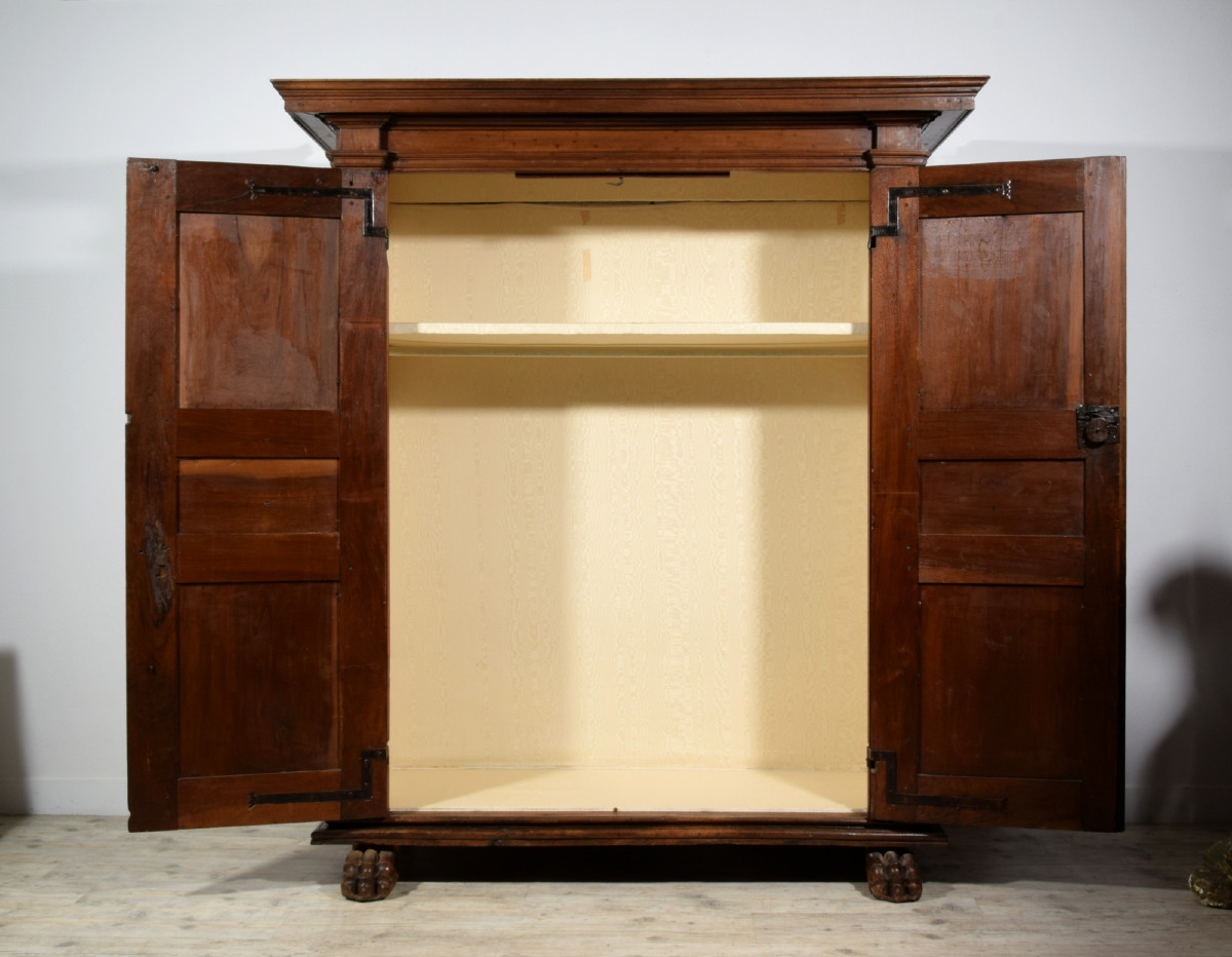 Armoire en noyer massif sculpté, Toscane, XVIIe siècle-photo-5