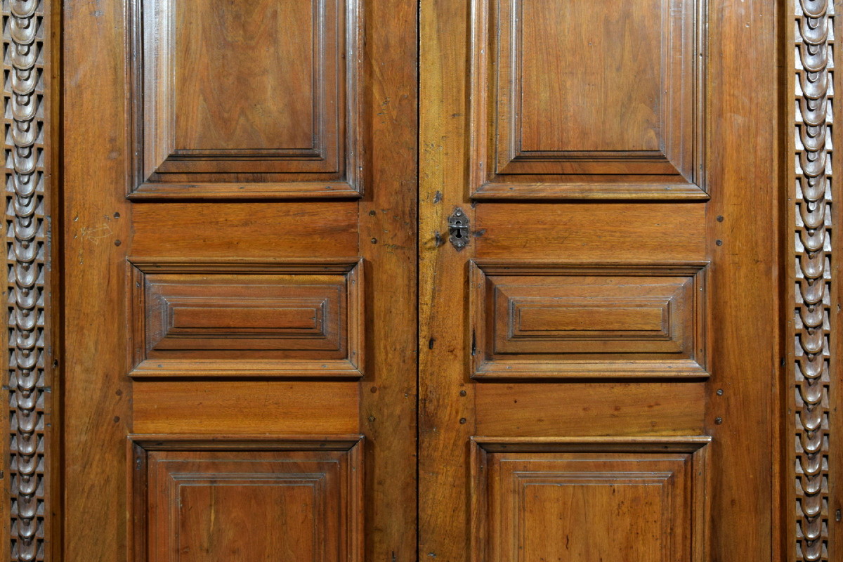 Armoire en noyer massif sculpté, Toscane, XVIIe siècle-photo-7