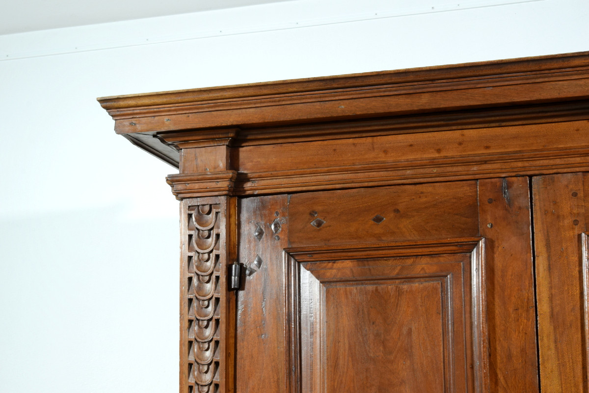 Armoire en noyer massif sculpté, Toscane, XVIIe siècle-photo-8