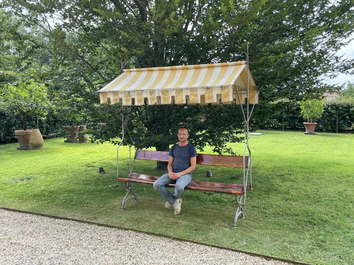 Ancien banc de jardin en bois et fer forgé avec auvent en tissu, Italie, XIXe siècle-photo-1