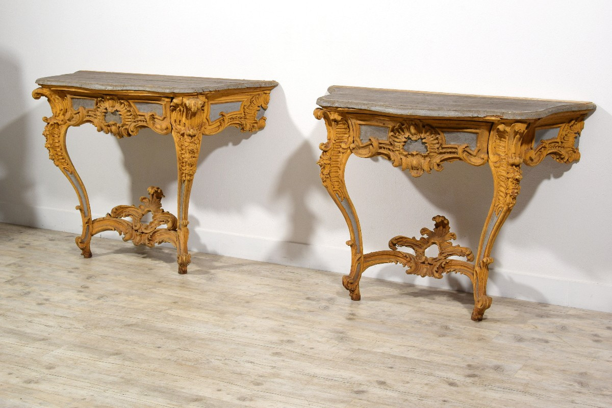 Paire de rares consoles en bois sculpté et laqué, Italie, XVIIIᵉ siècle