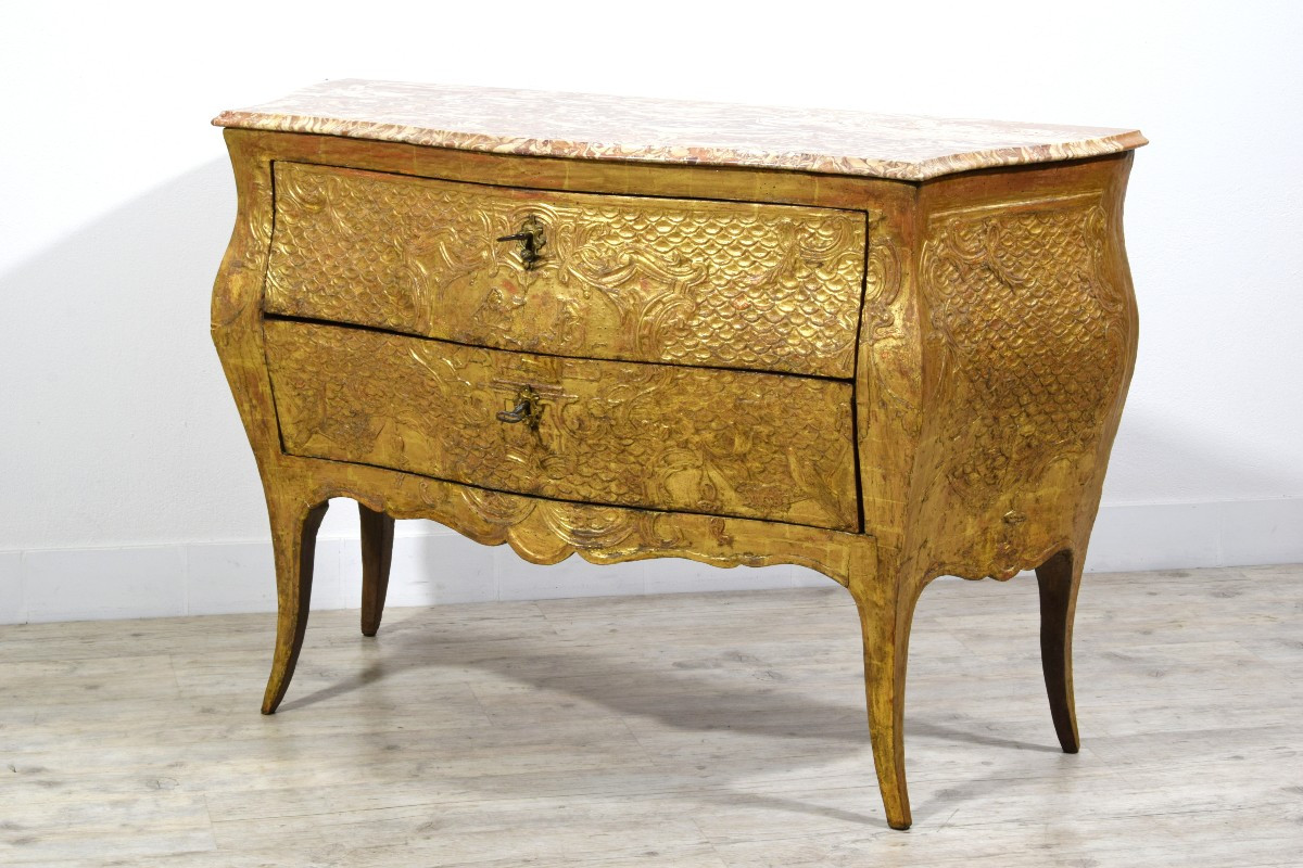 Commode baroque en bois sculpté et doré, Sicile milieu du XVIIIe siècle