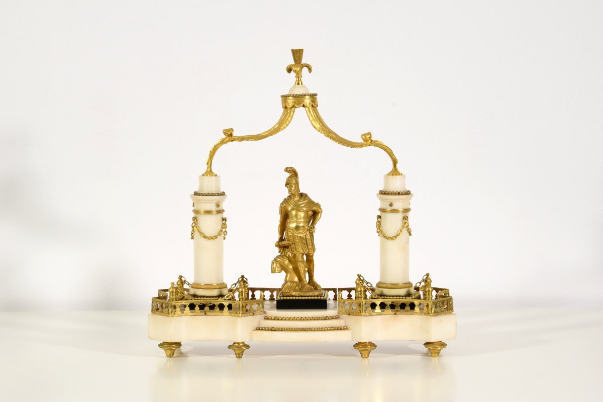 Centre de table en marbre et bronze doré, France, début du XIXe siècle 