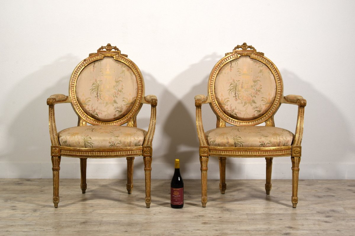 Paire de fauteuils néoclassiques en bois sculpté, laqué et doré, Italie, fin du XVIIIe siècle-photo-1