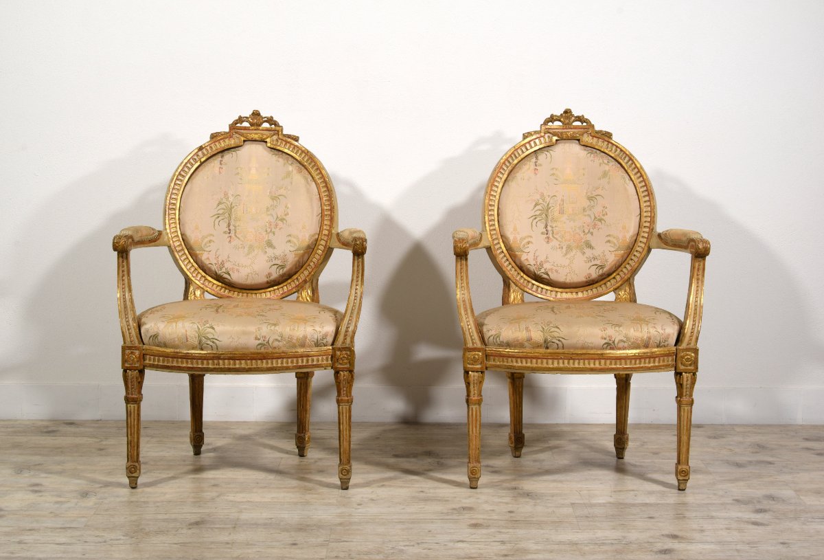 Paire de fauteuils néoclassiques en bois sculpté, laqué et doré, Italie, fin du XVIIIe siècle