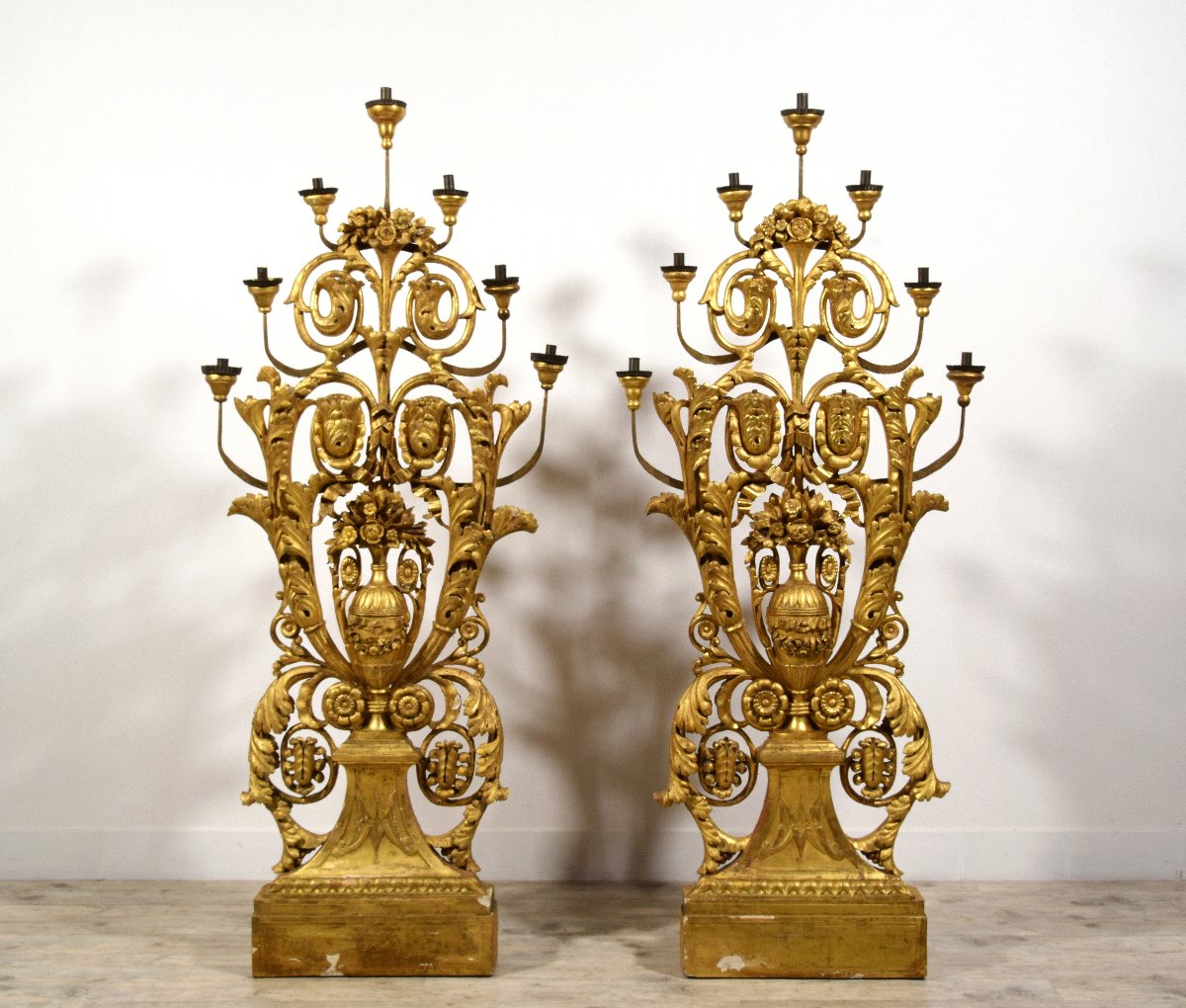 Paire pyramides porte-cierges en bois doré, Italie, XVIIIe siècle, époque néoclassique