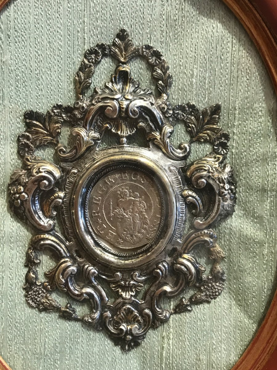 Cadre En Argent Ciselé Et Décalé Du XVIIIe Siècle Avec Une Pièce D’argent Italienne De 1683-photo-2