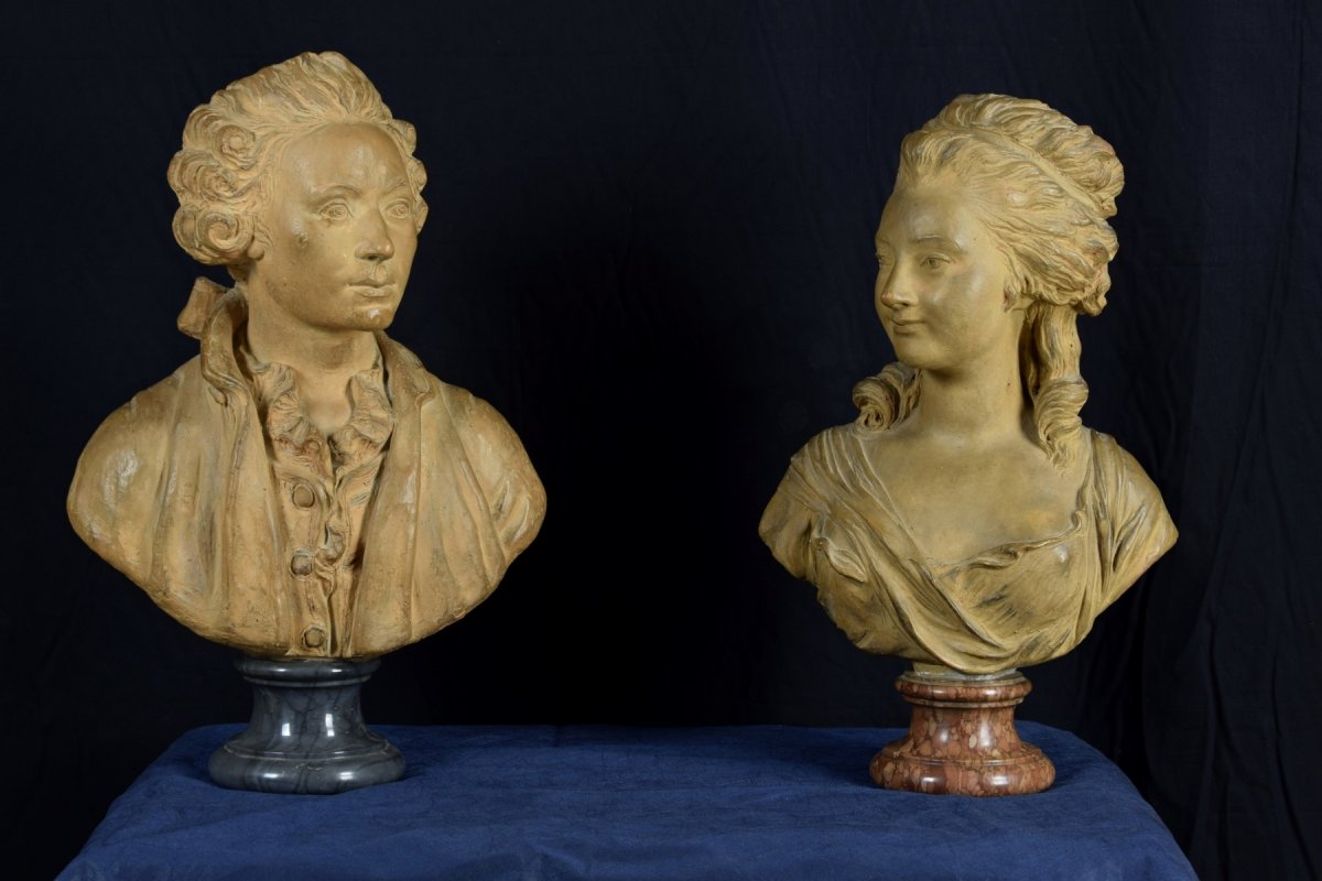 Paire de bustes en terre cuite reposant sur des bases en marbre circulaire, France XIX siècle