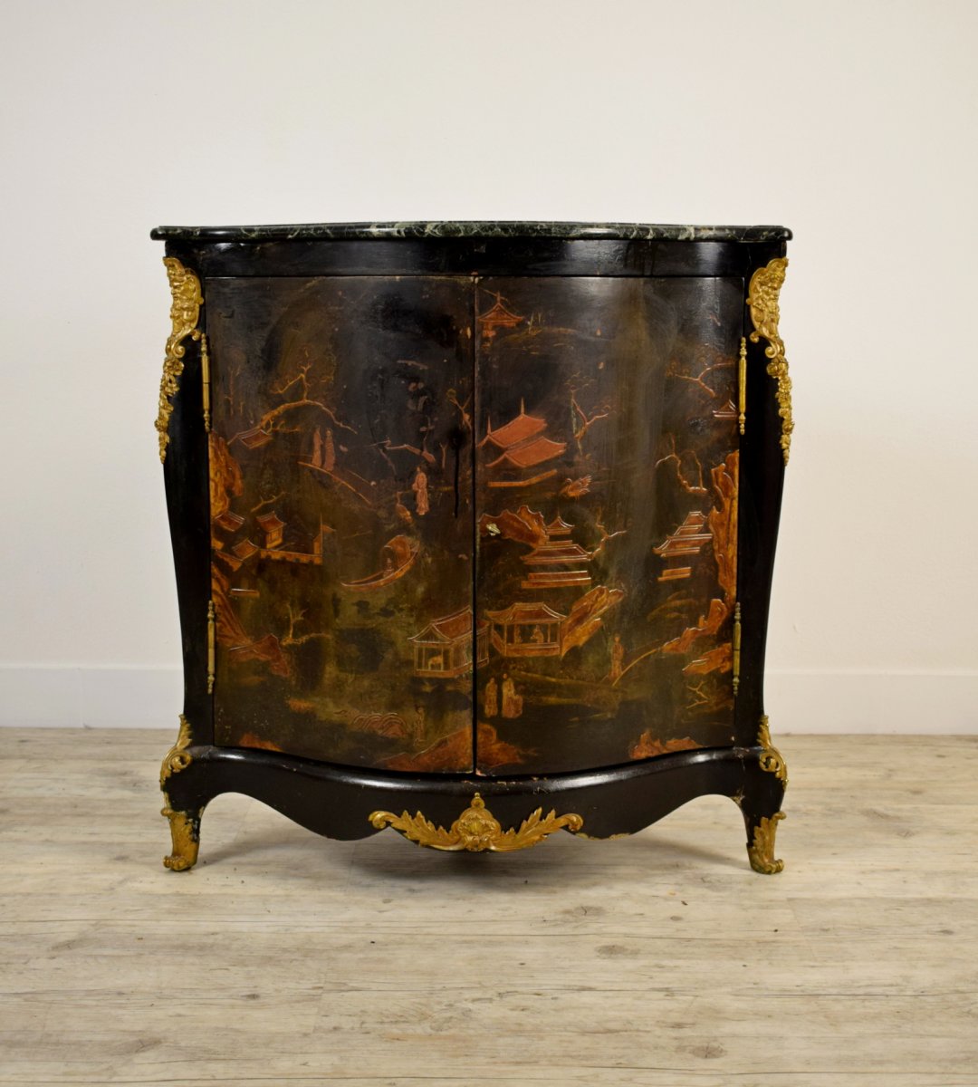 Meuble Angulaire En Bois Laqué Avec Décor à Chinoiserie, Style Louis XIV, France, XIXe Siècle