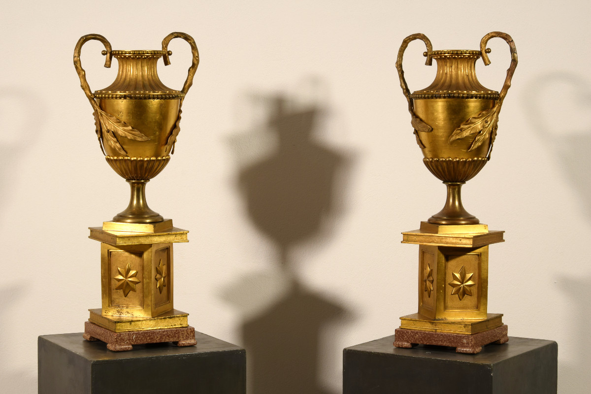Couple De Grands Vases Néoclassiques En Bronze Doré, Italie XVIII Siècle