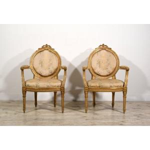 Paire de fauteuils néoclassiques en bois sculpté, laqué et doré, Italie, fin du XVIIIe siècle