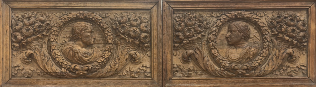 Pendant de dessus de portes en chêne sculpté 17ème.