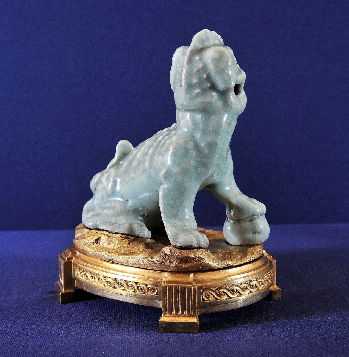 Chien de Fo en céladon, monté sur un socle en bronze doré au feu-photo-2