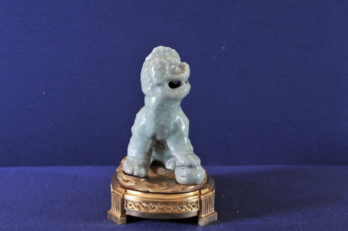 Chien de Fo en céladon, monté sur un socle en bronze doré au feu-photo-3
