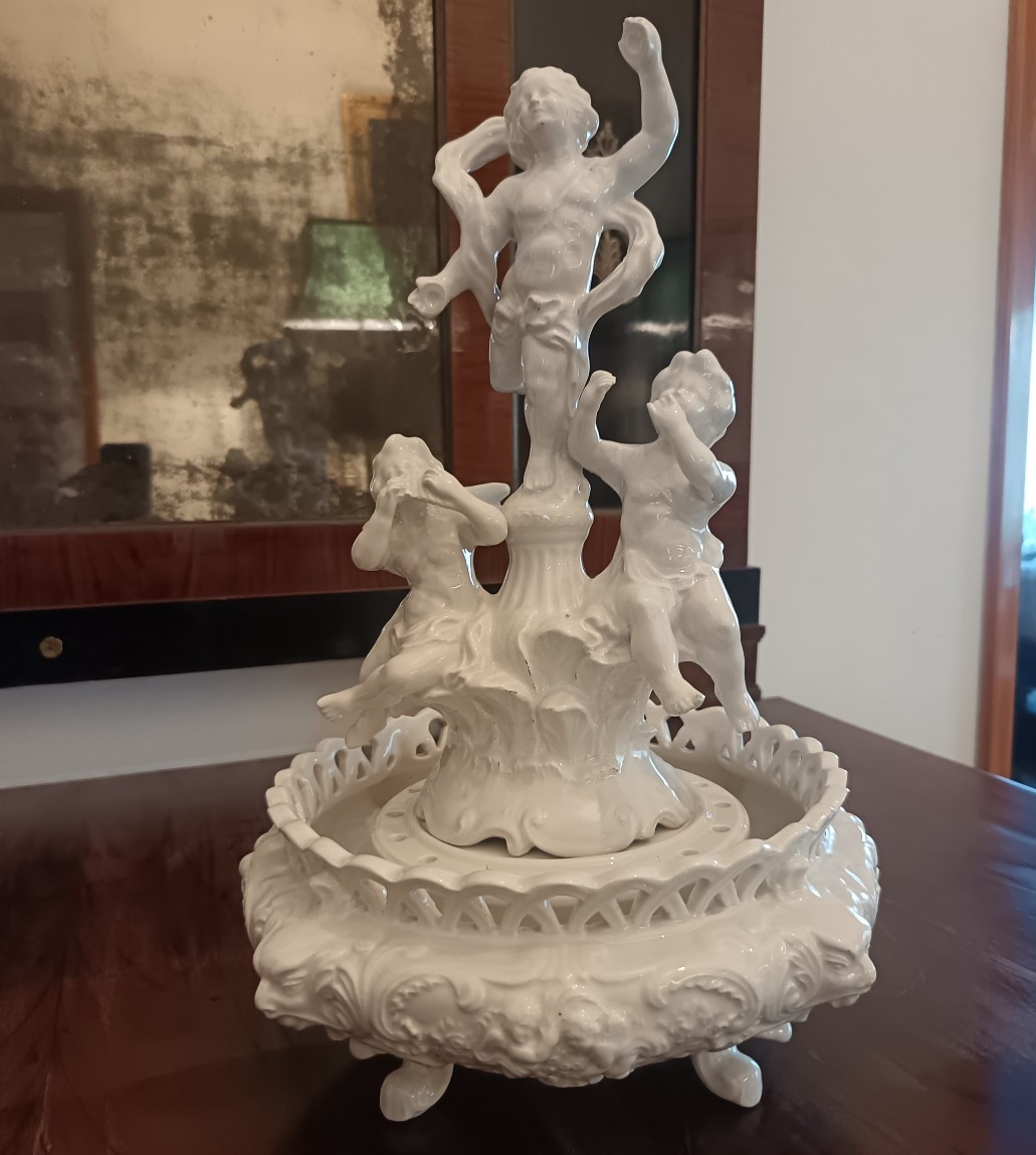 Centre de table en porcelaine de Capodimonte avec putti sur fontaine XIXe siècle