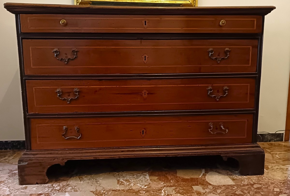 Commode Emilienne du XVIIIe siècle à 4 tiroirs en noyer blond plaqué