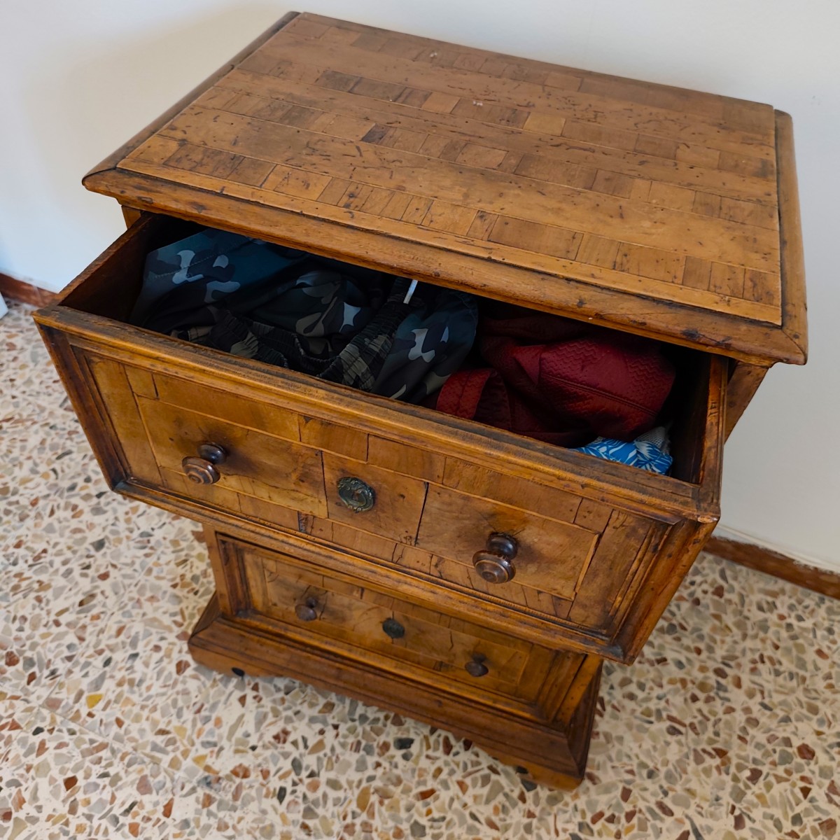 Rare 18th-century Bolognese Three-drawer Small Cabinet In Walnut-photo-1