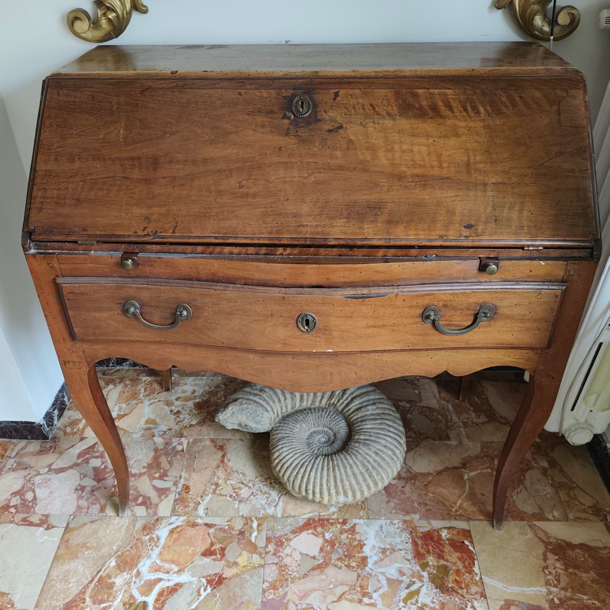 Bureau à abattant en bois de noyer blond du XVIIIe siècle, Bologne