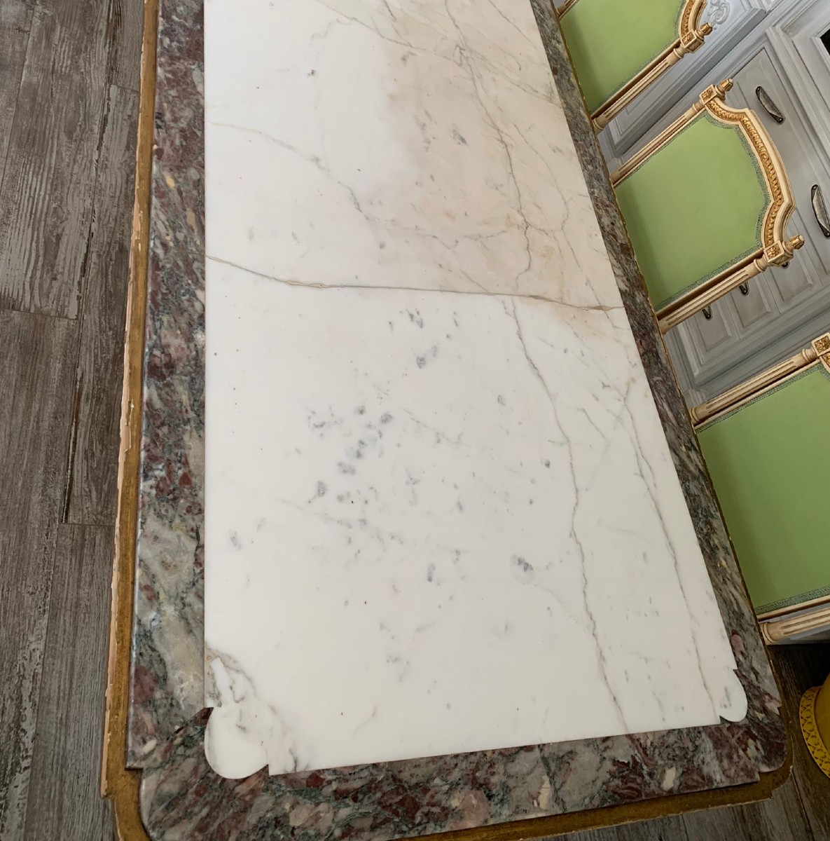 Table fin XIXe avec plateau en marbre et chapiteaux dorés et six chaises-photo-3