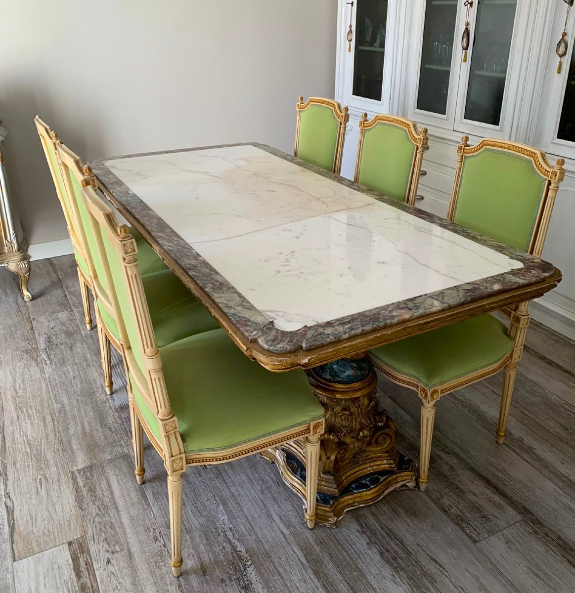 Table fin XIXe avec plateau en marbre et chapiteaux dorés et six chaises