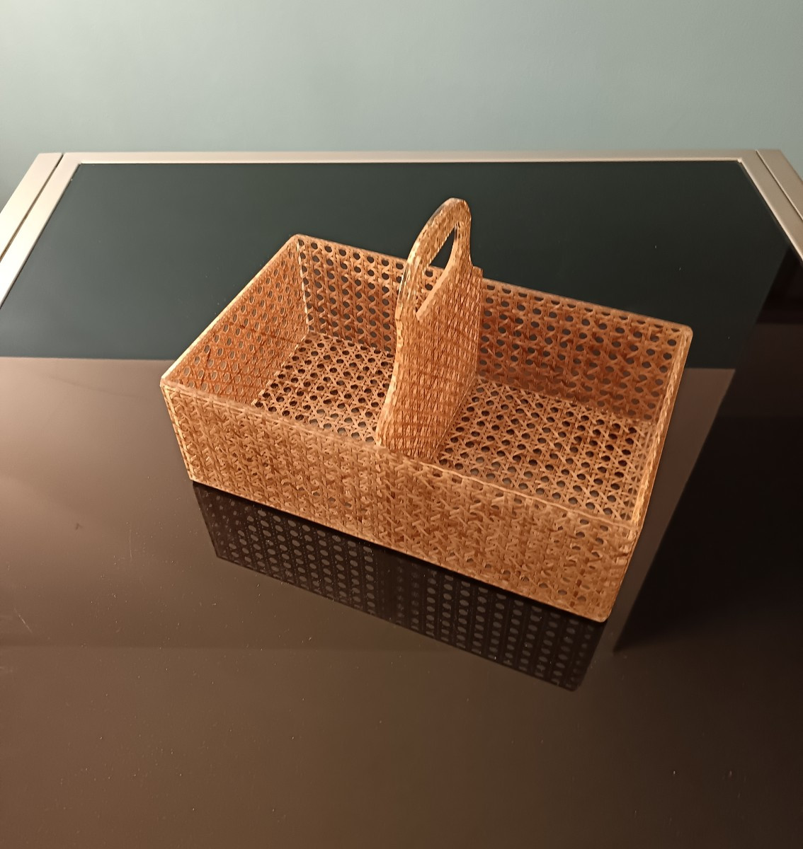 Porte-revues en plexiglas et paille de Vienne années 70