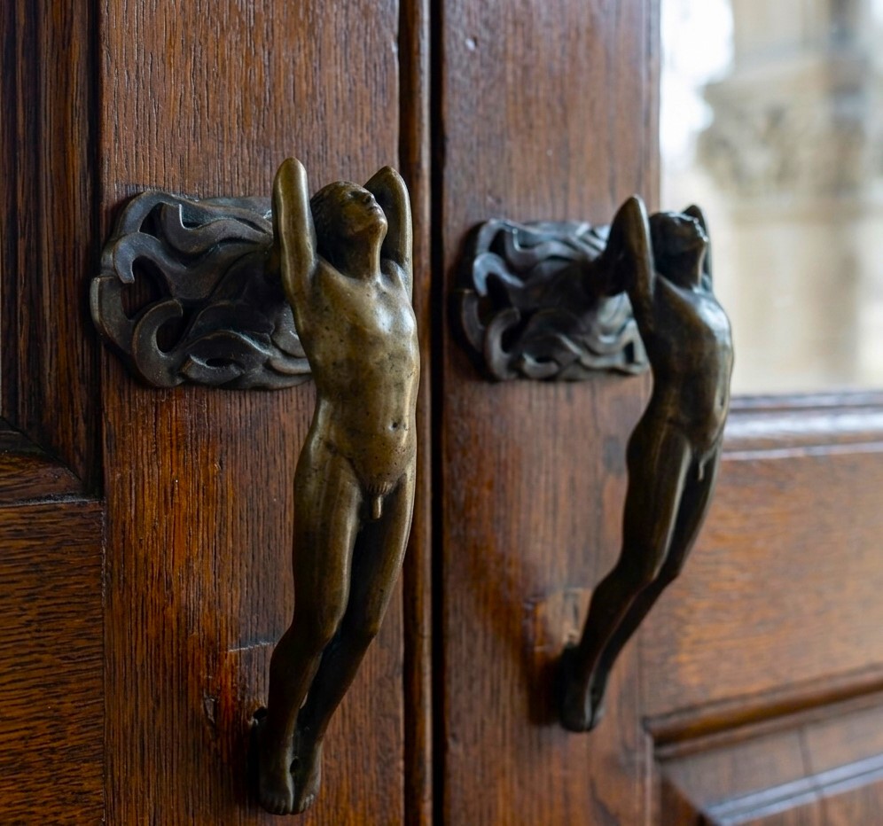 Paire de poignées en bronze à la cire perdue, deux hommes nus 1910