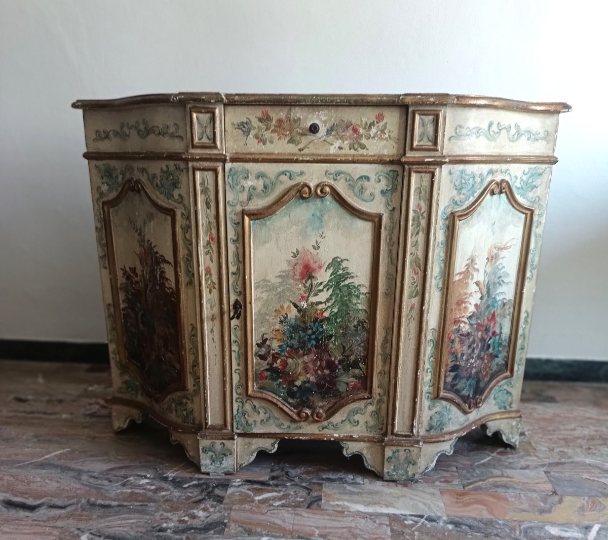 Petit meuble vénitien laqué début XXème siècle