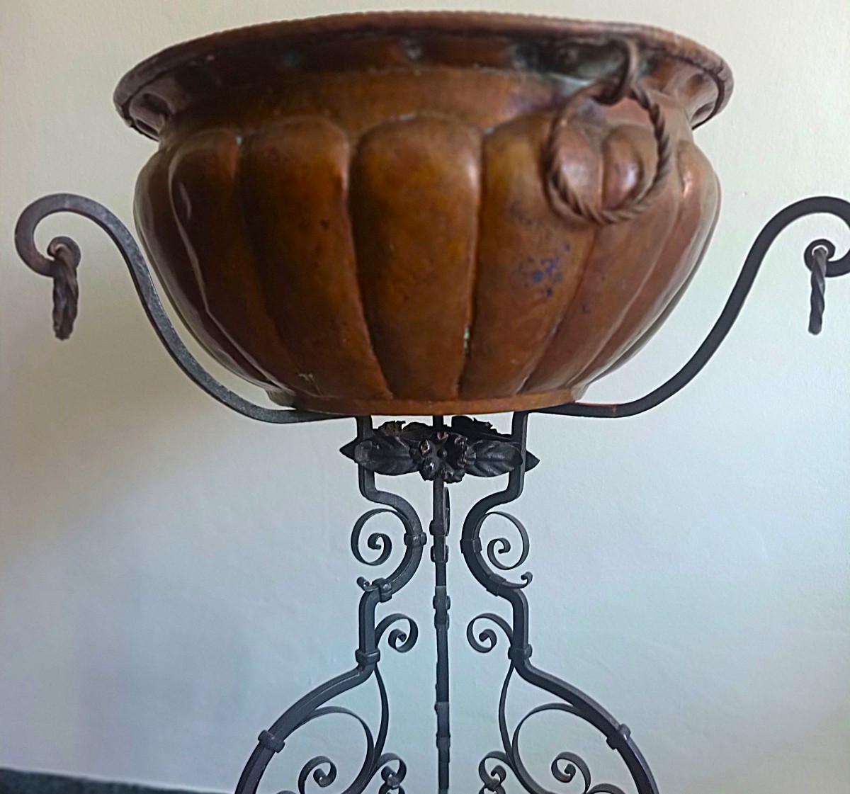 1910 Florence Embossed Copper Vase-photo-3