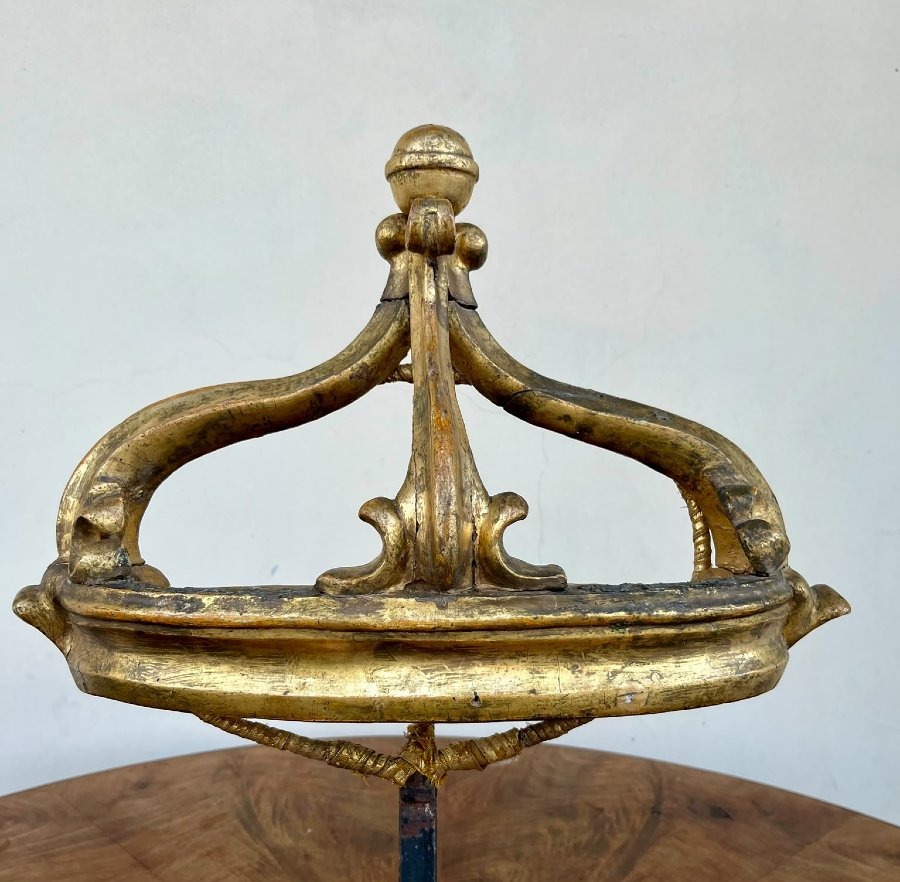 Couronne en bois doré à l'or fin pour lit du XVIIIe siècle