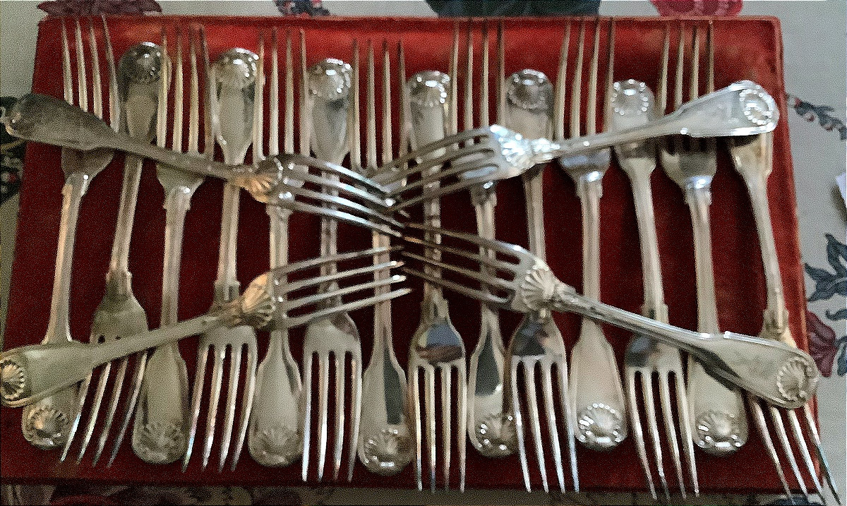 Série de 18 fourchettes en argent massif ornées d un blasón 