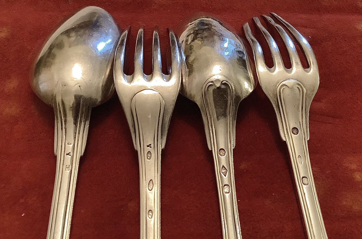 Ensemble de 2 couchettes et 2 cuillers dépareillés modèle filet en argent massif -photo-1
