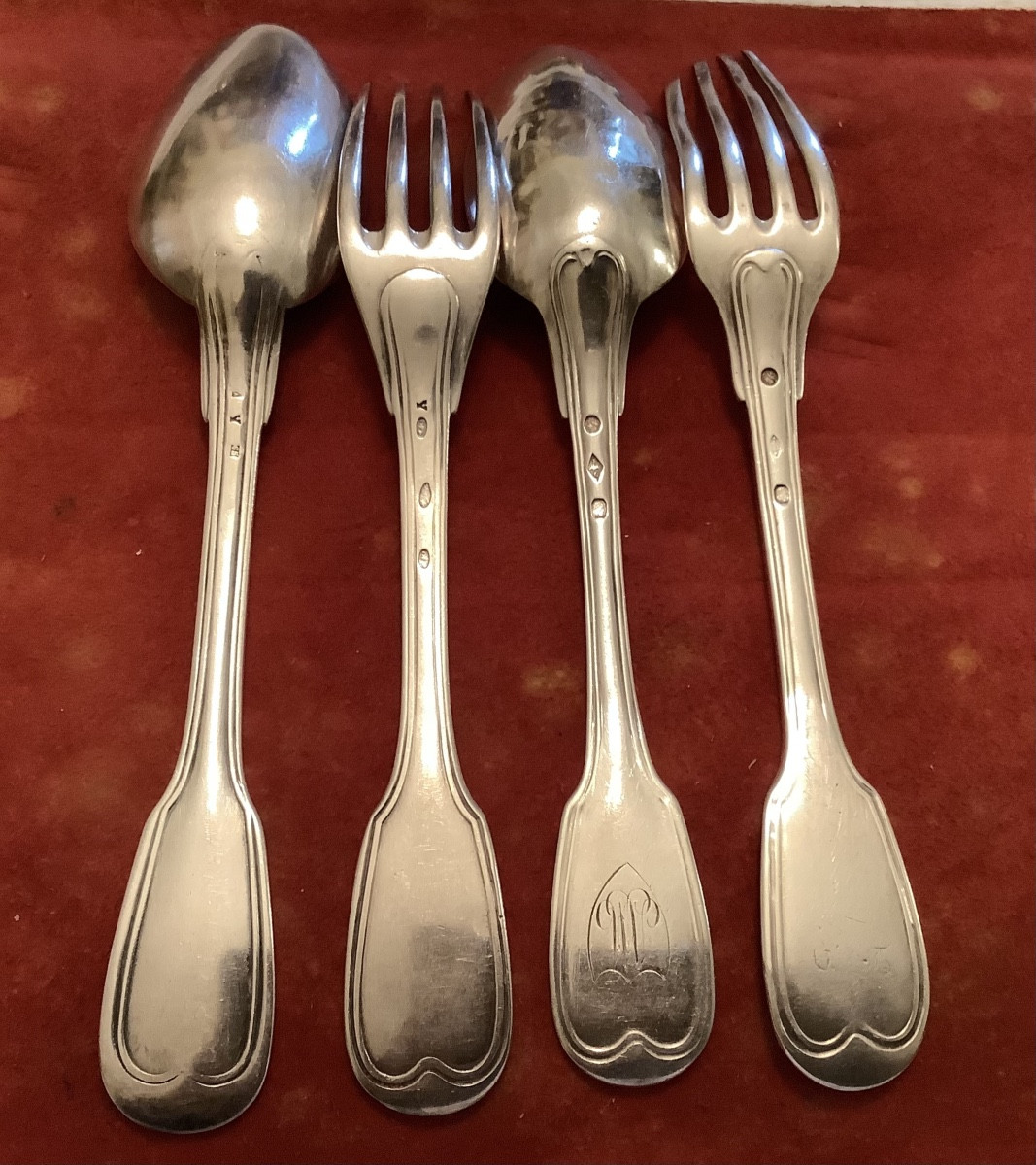 Ensemble de 2 couchettes et 2 cuillers dépareillés modèle filet en argent massif 