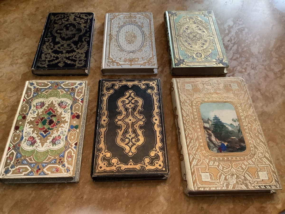 12 petits livres à la couverture gaufrée Romantique de diverses couleurs -photo-1